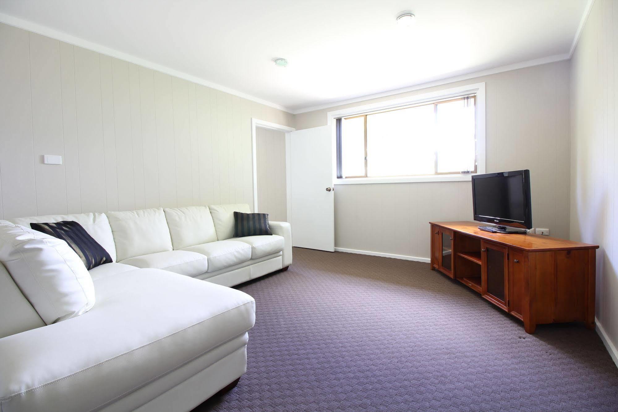 Snowy Mountains Resort and Function Centre Adaminaby Extérieur photo